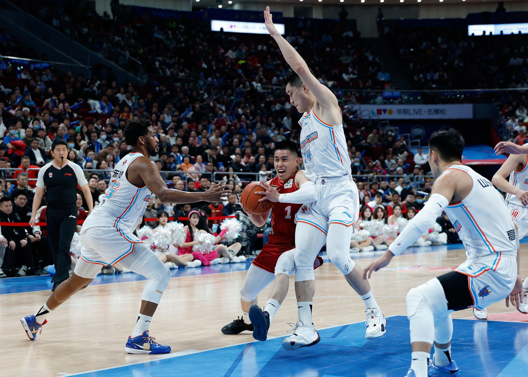 关于今晚体能课后，费耶诺德篮板制胜备战欧篮联，赛场秩序良好，球队文化再被提及的信息爱游戏娱乐空间