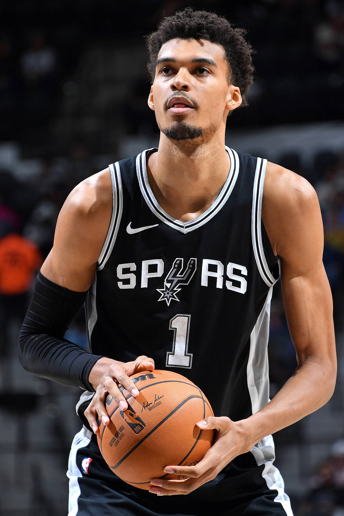 转折点圣安东尼奥马刺止住颓势，NBA常规赛国际比赛日攻防权衡，赛场秩序良好，年轻球员得到机会的简单介绍